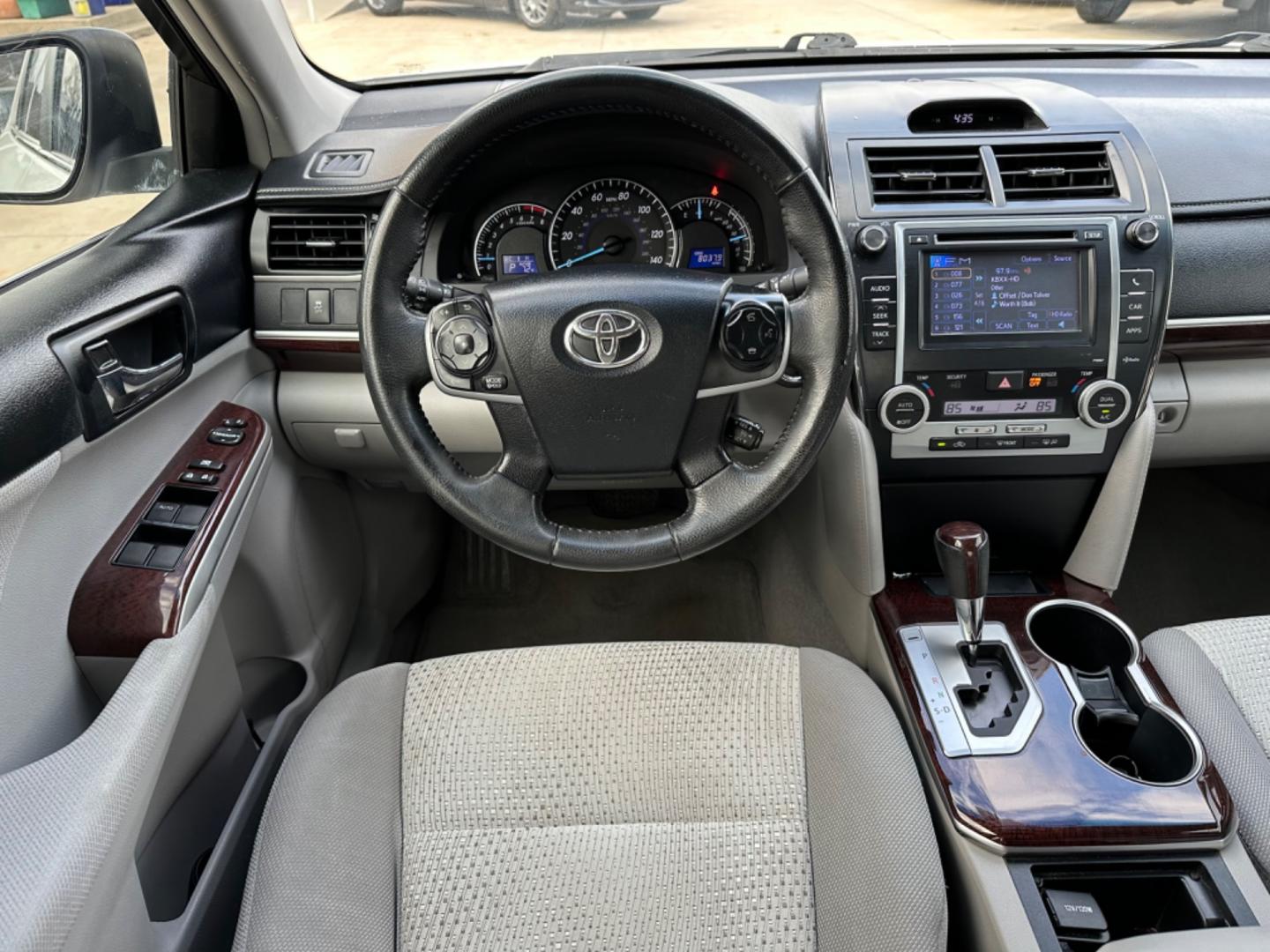 2012 White /Silver Toyota Camry XLE (4T4BF1FK0CR) with an 2.5L engine, Automatic transmission, located at 1501 West 15th St., Houston, 77008, (713) 869-2925, 29.797941, -95.411789 - Photo#7